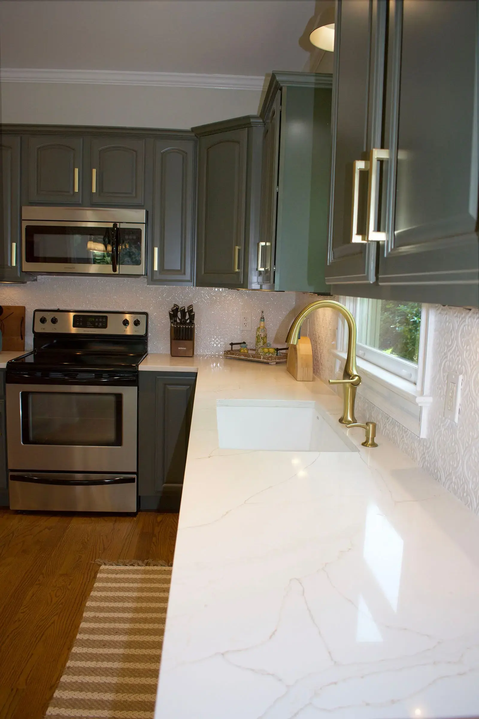 Calacatta Dorato Quartz Kitchen