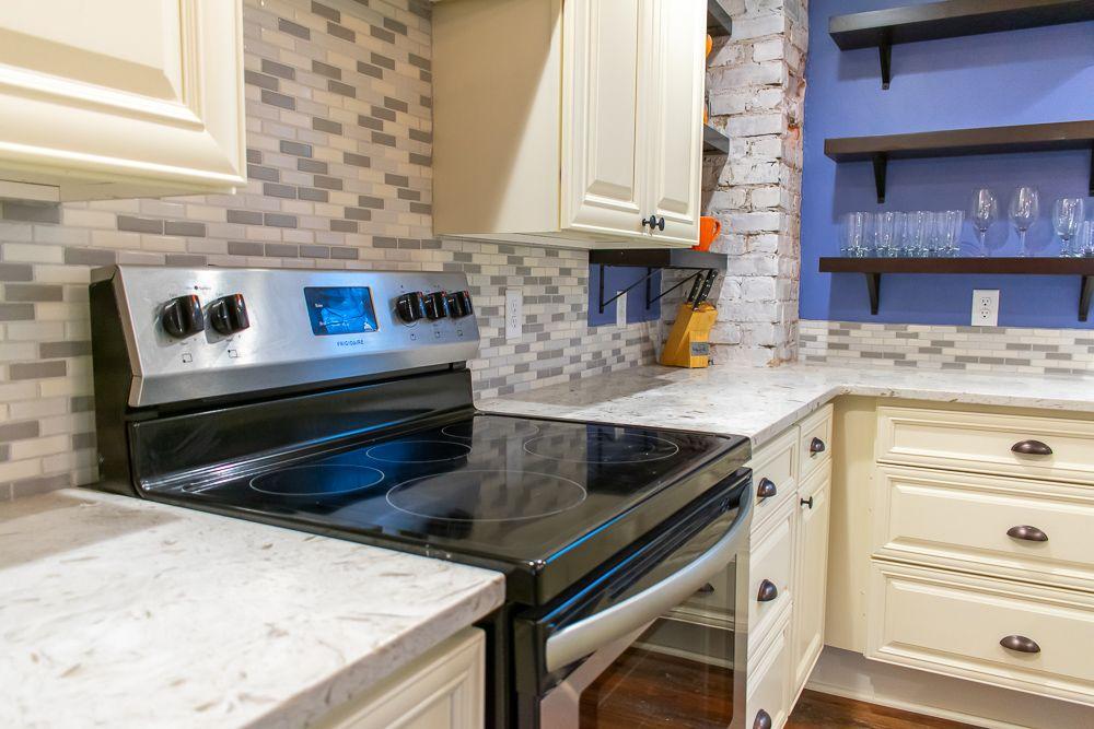 Tropical White Quartz Kitchen Countertops with Range